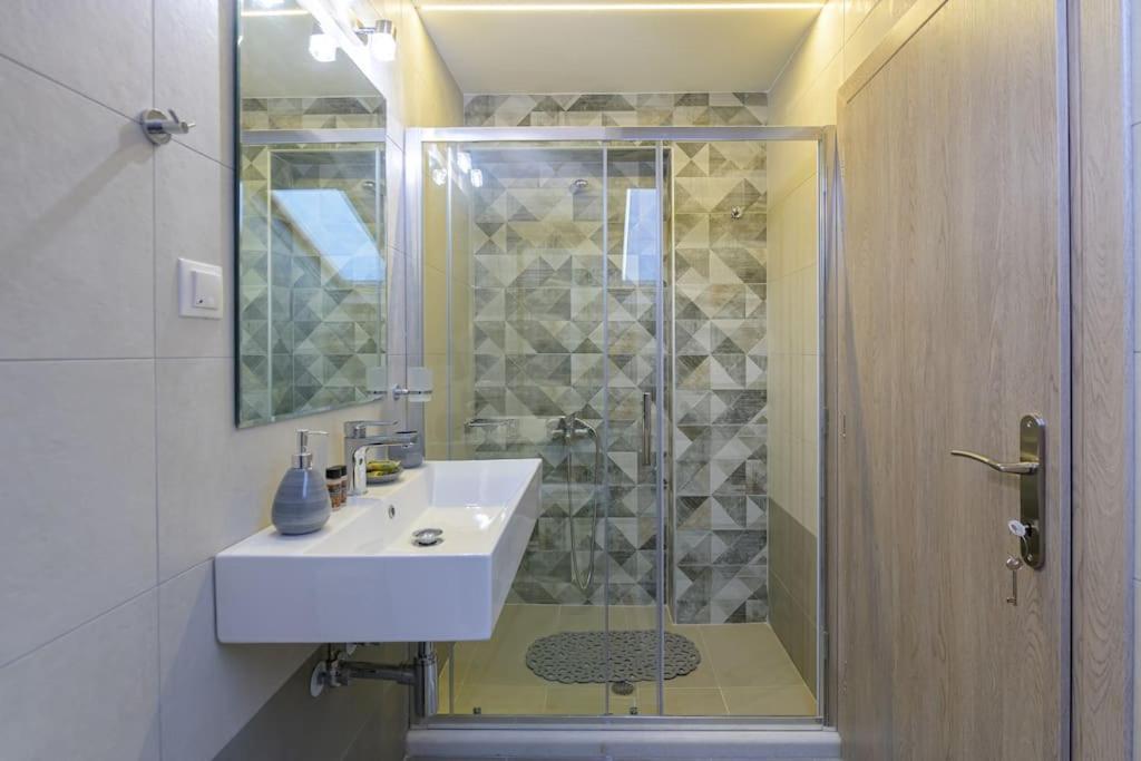 Contemporary Attic Apartment Preveza Bagian luar foto